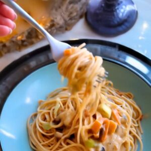 Cremige vegane Maronen-Spaghetti in einem Teller, Rezept von YumFlow