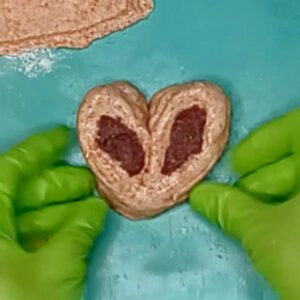 Rezept für vegane Nussschnecken , Nuss-Schnecken vegan + zuckerfrei. fluffigen Nuss-Herzen aus Hefeteig mit einer saftigen Nuss-Füllung zum Valentinstag backen. Einfaches Rezept