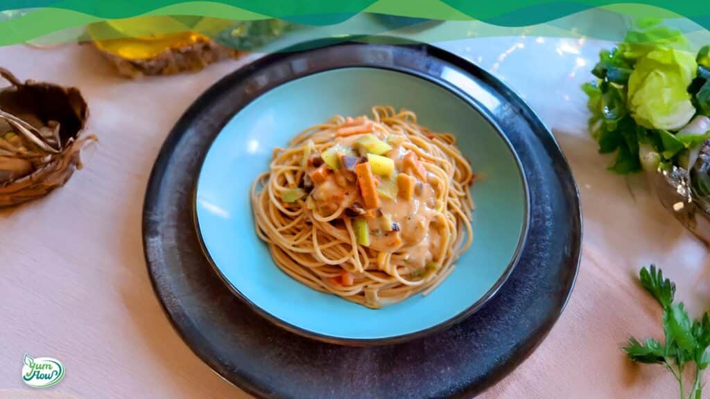 veganes pasta rezept mit veganer maronen-sauce in einem Teller, Rezept von YumFlow