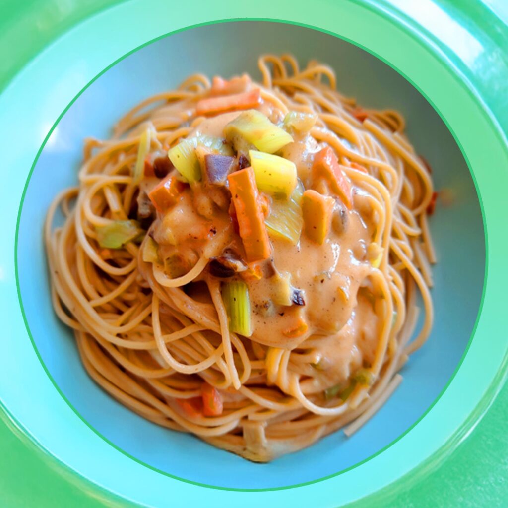 veganes pasta rezept mit maronen-sauce in einem Teller, Rezept von YumFlow