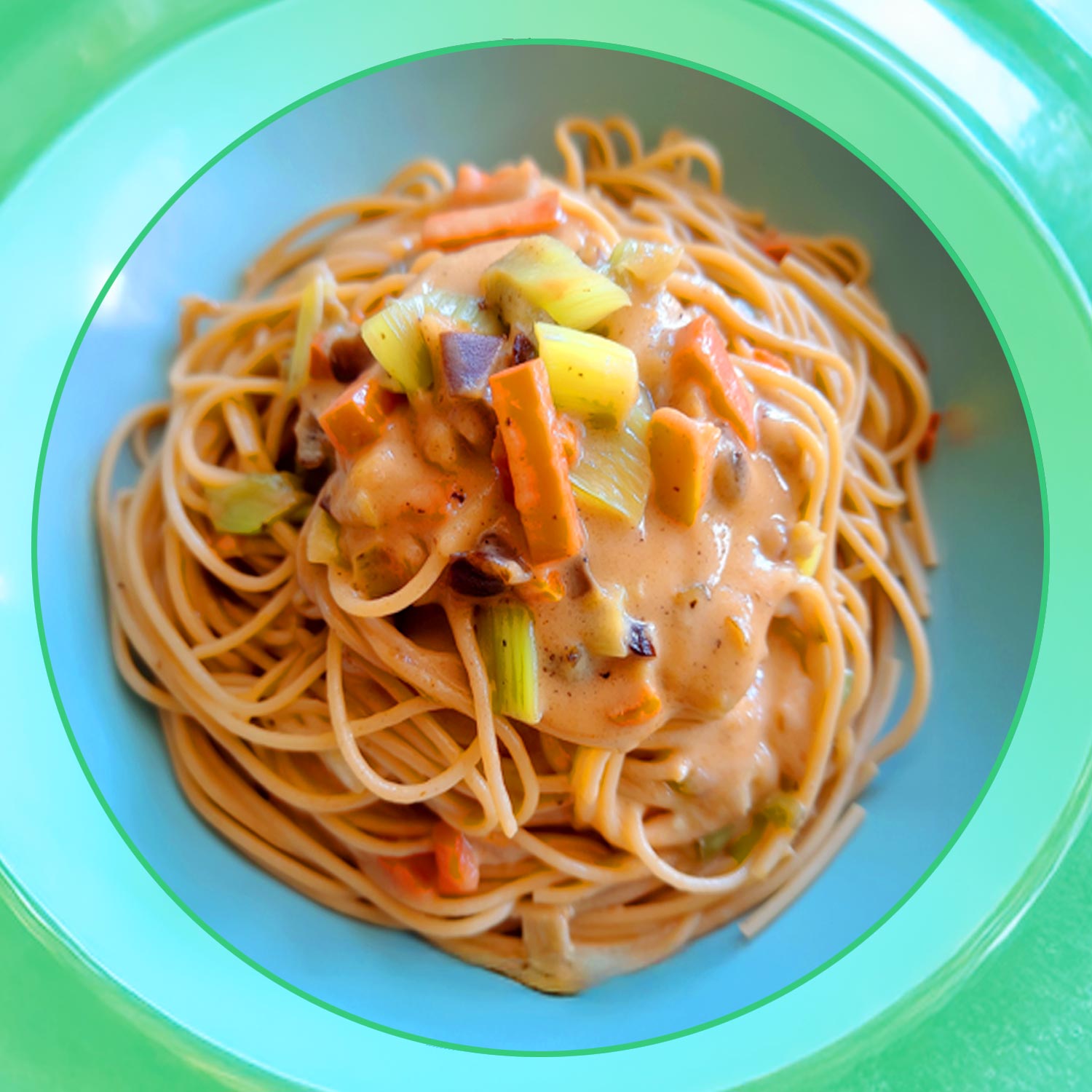 veganes pasta rezept mit maronen-sauce in einem Teller, Rezept von YumFlow