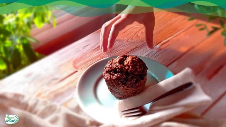 Vegane Schoko-Karotten-Muffins 11 Hand greift nach veganem Schoko-Karotten-Muffin auf Teller