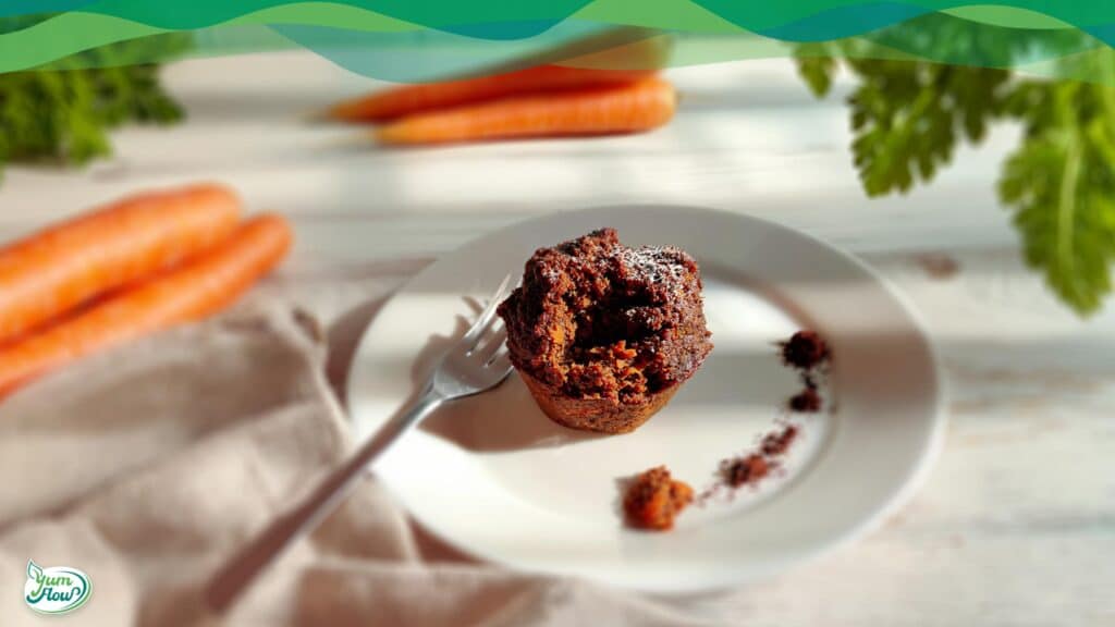 Vegane Schoko-Karotten-Muffins 18 veganer schoko karotten muffin auf teller mit gabel
