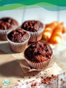 vegane schoko-karotten-muffins auf backpapier