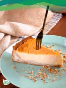 Veganer glutenfreier Käsekuchen 12 veganer glutenfreier Käsekuchen mit Kuchengabel