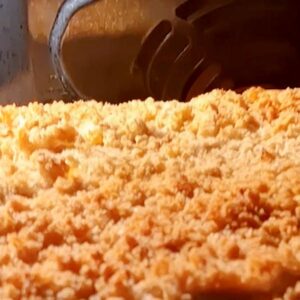 Cremiges veganes Mac and Cheese in einer Auflaufform, Rezept von YumFlow., frisch im Ofen
