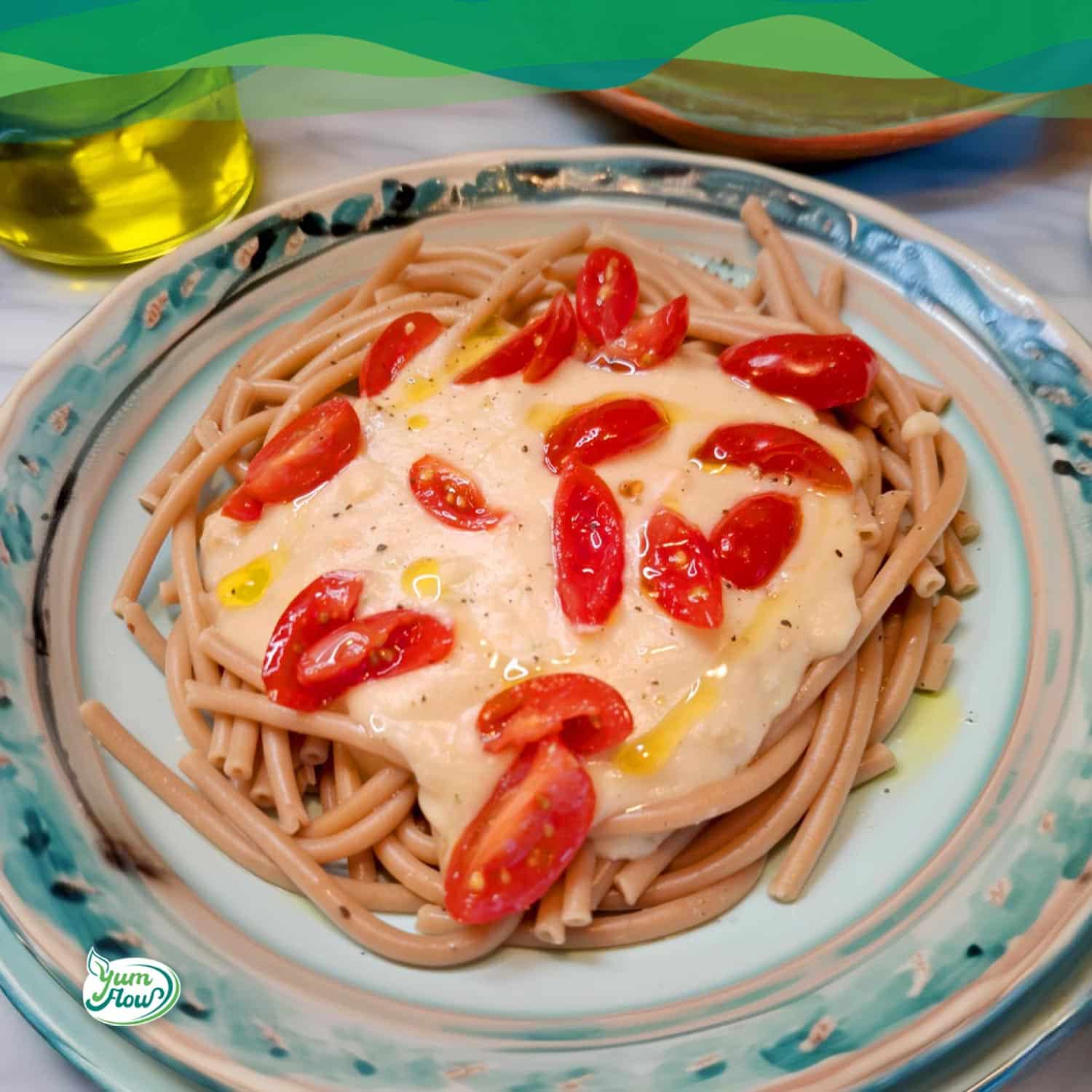 Pasta Sauce aus weißen Bohnen 12 vegane Pasta Sauce aus weißen Bohnen auf einem Teller mit Tomaten