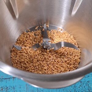cremiges veganes Porridge Rezept (Haferbrei) auf einem Tisch, hafer schroten