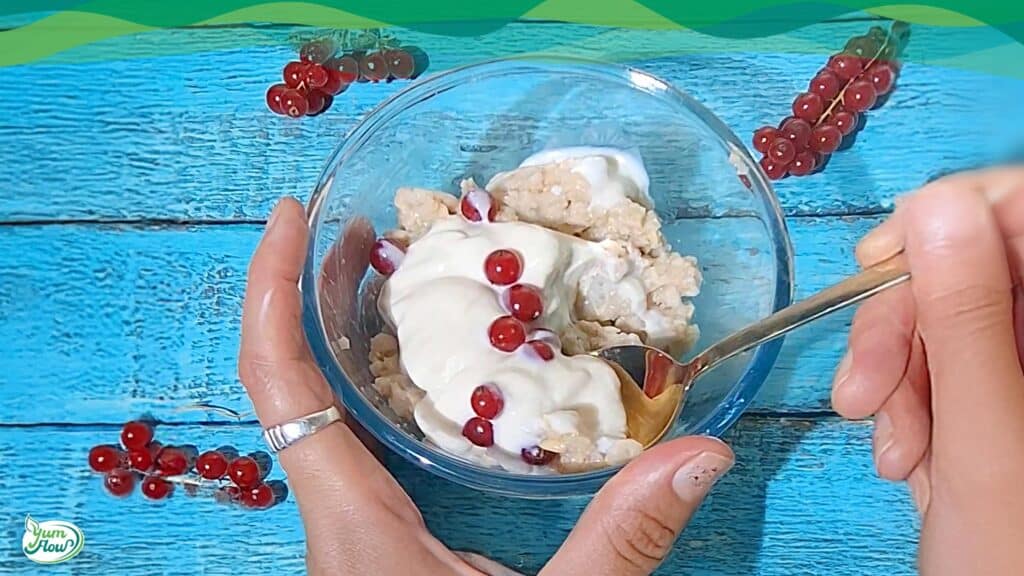 veganer Porridge (Haferbrei) auf einem Tisch