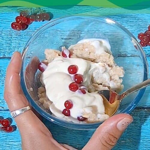 Cremiges veganes Porridge 12 veganer Porridge (Haferbrei) auf einem Tisch