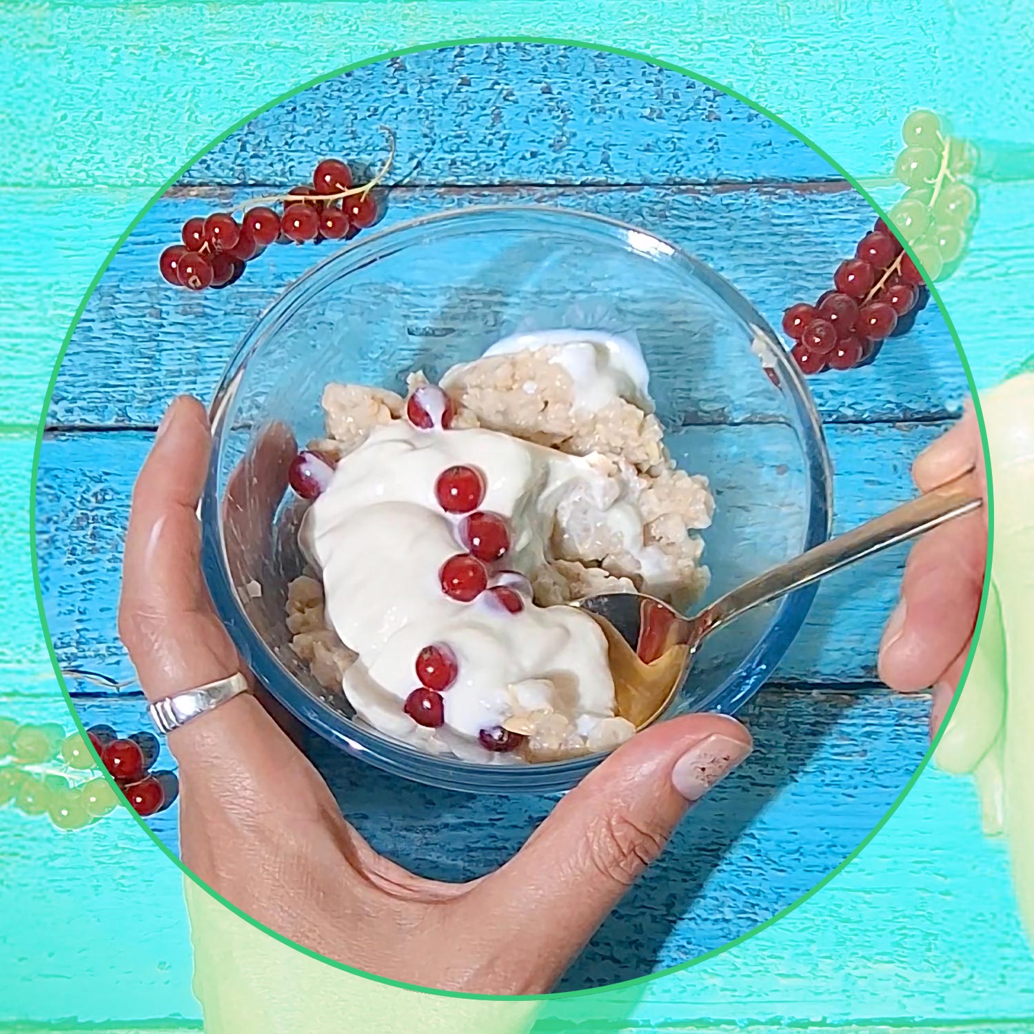 veganer Porridge (Haferbrei) auf einem Tisch