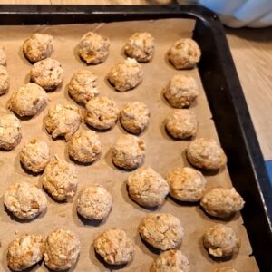 vegane Hackbällchen aus Linsen 16 vegan hackbällchen aus linsen lecker mit salat auf einem teller high protein und low carb alltagstaugliches essen