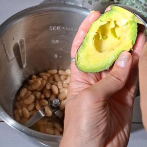 veganer nudelsalat mit avocado, pflanzliches rezept - high protein und low carb