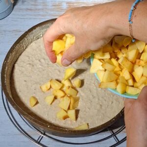 veganer apfel-rahm-kuchen äpfel drauf