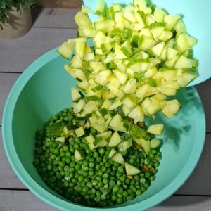 veganer nudelsalat mit avocado, pflanzliches rezept - high protein und low carb