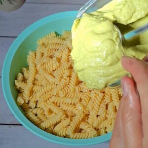 veganer nudelsalat mit avocado, pflanzliches rezept - high protein und low carb