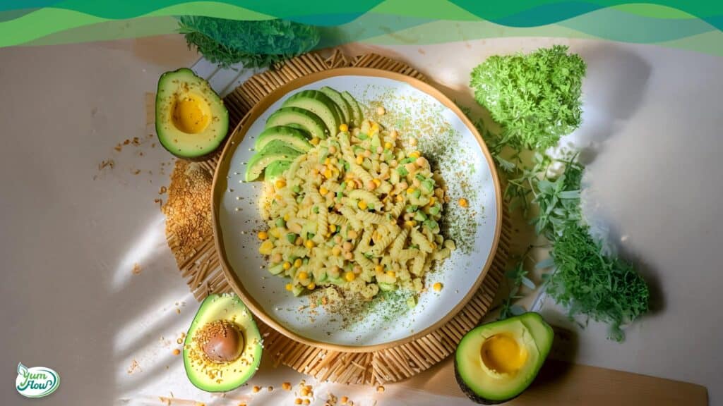 veganer nudelsalat mit avocado, pflanzliches rezept - high protein und low carb