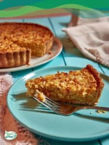 Veganer Zwiebelkuchen 12 Veganer Zwiebelkuchen auf einem Teller proteinreich und low carb und glutenfrei
