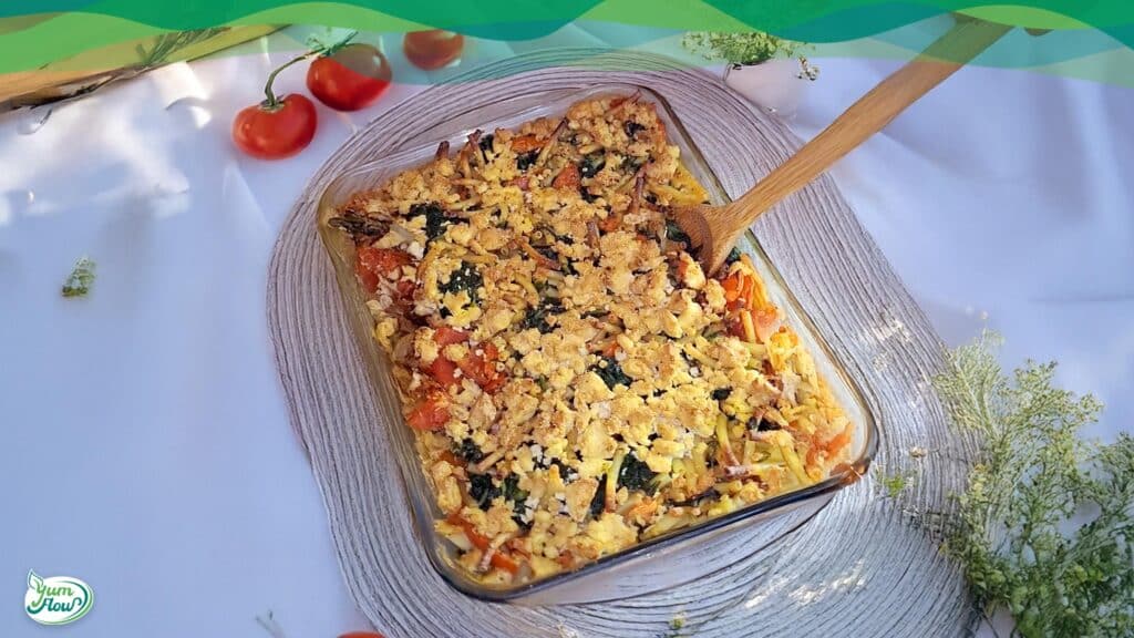 proteinreicher veganer nudelauflauf mit veganem Feta als veganes Rezept in einer Auflaufform ohne Vorkochen aus dem Backofen auf einem Tisch
