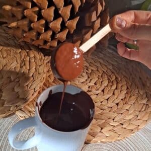 vegane Rentier Kekse 15 vegane Rentier Kekse alltagstaugliches veganes Rezept für Weihnachts Kekse und Plätzchen, in schokolade eintauchen