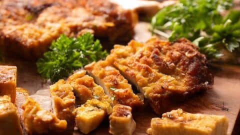 Fleischersatz vegan 29 Veganes Schnitzel auf Holzbrett mit Tofu