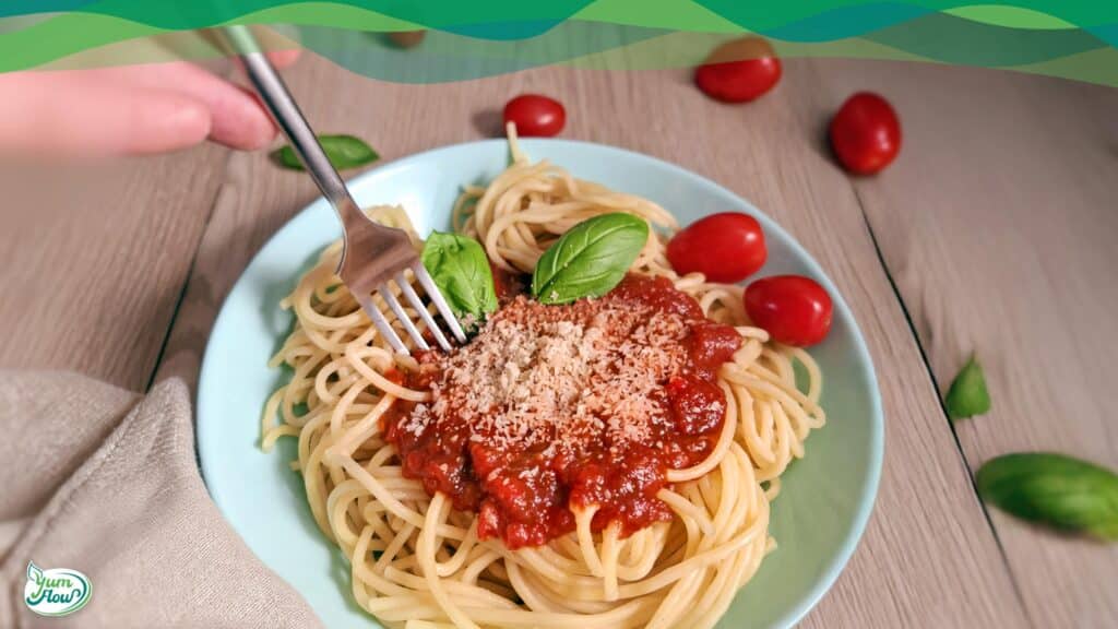 Vegane Tomatensauce mit Spaghetti und Basilikum