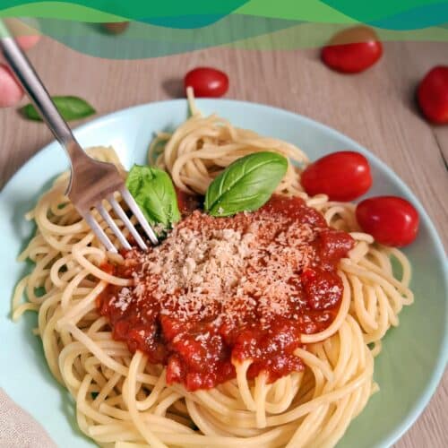 Vegane Tomatensauce 2 Vegane Tomatensauce mit Spaghetti und Basilikum