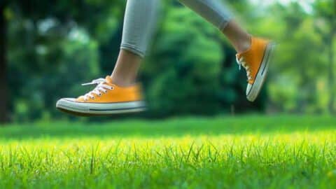 Entspannung im Alltag 3 Person läuft auf grünem Gras für Entspannung im Alltag