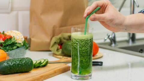 Entspannung im Alltag 2 Grüner Smoothie mit frischem Gemüse als veganes Rezept für Entspannung im Alltag