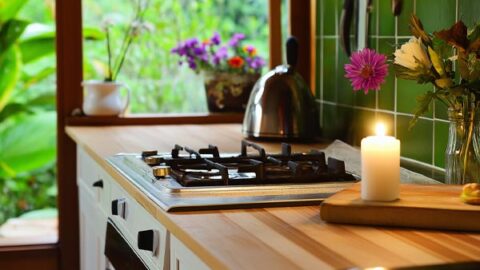 Entspannung im Alltag 4 Helle Küche mit Pflanzen und Kerze für entspannung im Alltag und vegan Kochen