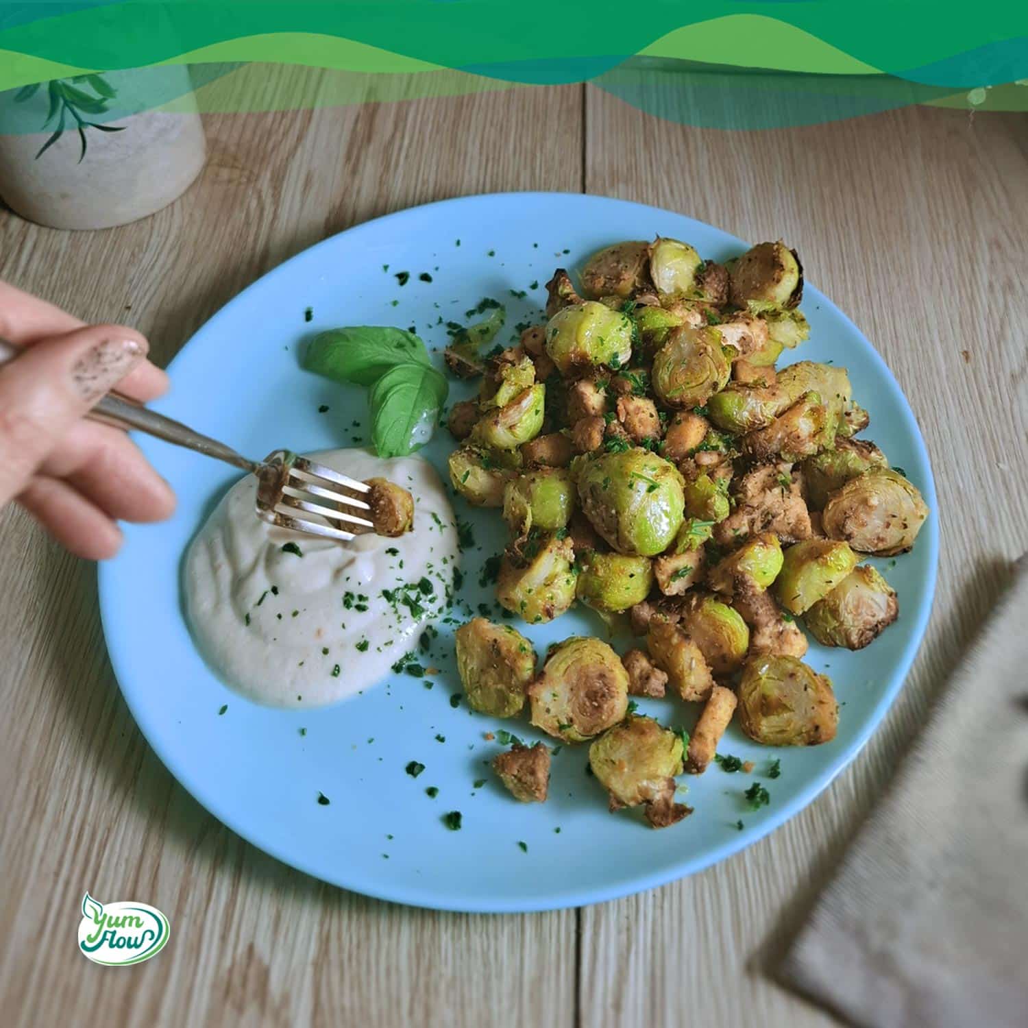 Rosenkohl aus dem Ofen 12 Rosenkohl aus dem Ofen vegan auf einem Teller mit Dip aus veganem Joghurt