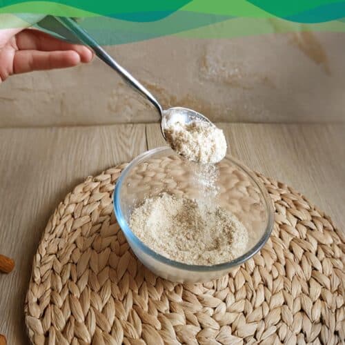 veganer Parmesan DIY 4 veganer Parmesan aus Mandeln und Hefeflocken auf Löffel über Schüssel