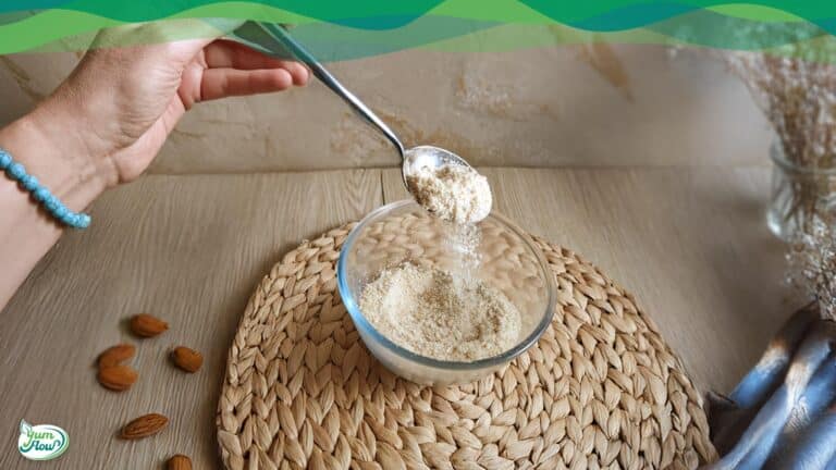 veganer Parmesan DIY 12 veganer Parmesan aus Mandeln und Hefeflocken auf Löffel über Schüssel