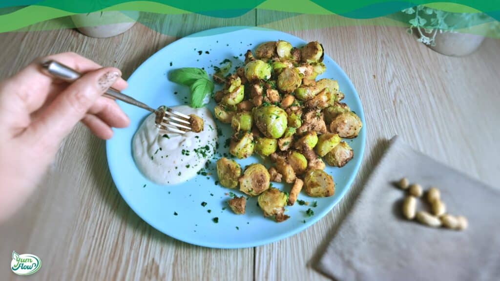 Rosenkohl aus dem Ofen vegan auf einem Teller mit Dip aus veganem Joghurt