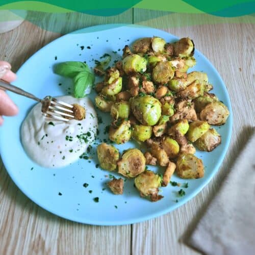 Rosenkohl aus dem Ofen 6 Rosenkohl aus dem Ofen vegan auf einem Teller mit Dip aus veganem Joghurt
