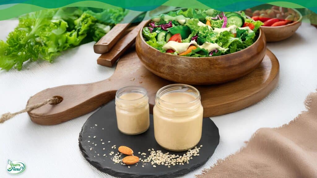 veganes Salatdressing aus Nussmus, Mandelmus auf einem Salat als schnelles veganes Rezept