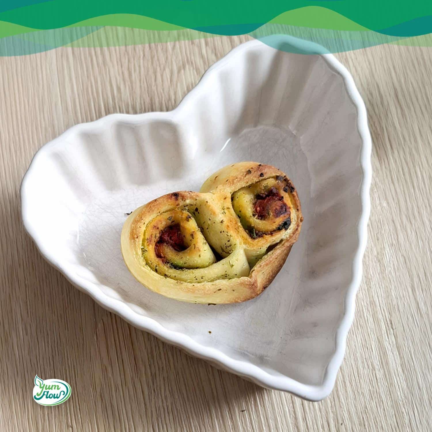 Vegane Pesto-Herzen 13 Vegane Herz-Pesto-Rollen auf Teller