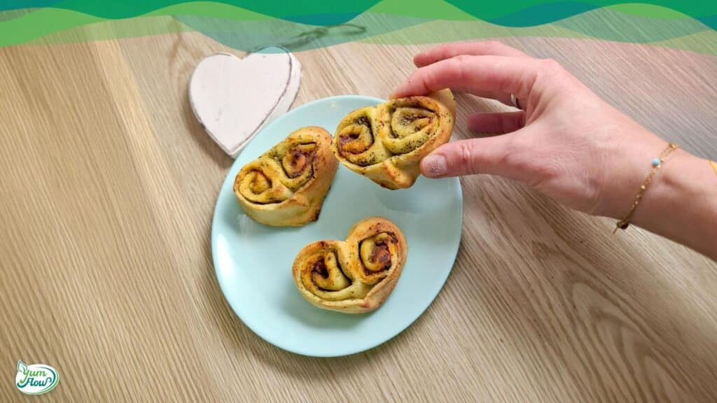 Vegane Pesto-Herzen 18 Vegane Herz-Pesto-Rollen auf Teller