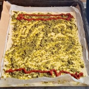 Vegane Pesto-Herzen 14 Teig wird mit Pesto bestrichen für die Veganen Herz-Pesto-Rollen