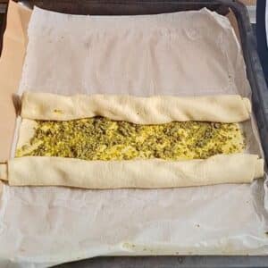 Vegane Pesto-Herzen 15 Pizza-Teig wird eingerollt für die Veganen Herz-Pesto-Rollen