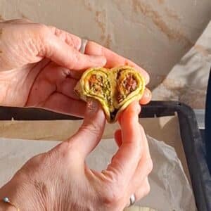 Vegane Pesto-Herzen 16 Pizza-Teig wird geformt zum Herz für die Veganen Herz-Pesto-Rollen