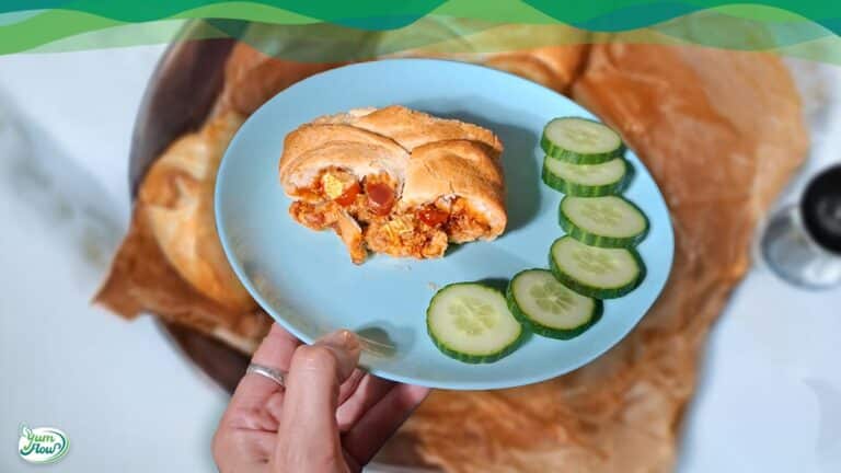 Pizza-Zopf vegan 20 Vegane Pizza mit Gurkenscheiben serviert.