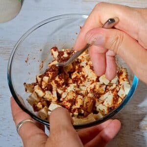 Veganer Pizza-Zopf mit Gurken mit herzhafter proteinreicher Füllung als alltagstaugliches veganes Rezept