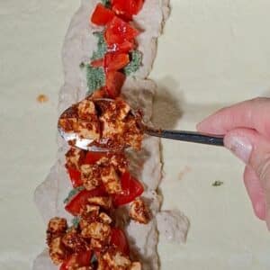 Veganer Pizza-Zopf mit Gurken mit herzhafter proteinreicher Füllung als alltagstaugliches veganes Rezept