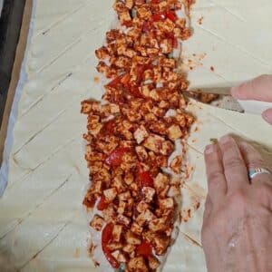 Veganer Pizza-Zopf mit Gurken mit herzhafter proteinreicher Füllung als alltagstaugliches veganes Rezept