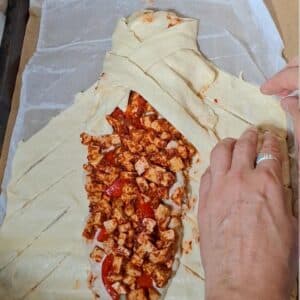Veganer Pizza-Zopf mit Gurken mit herzhafter proteinreicher Füllung als alltagstaugliches veganes Rezept