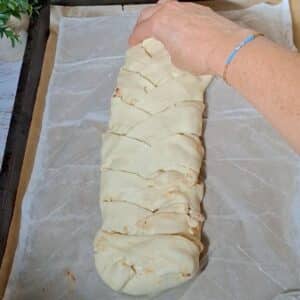 Veganer Pizza-Zopf mit Gurken mit herzhafter proteinreicher Füllung als alltagstaugliches veganes Rezept