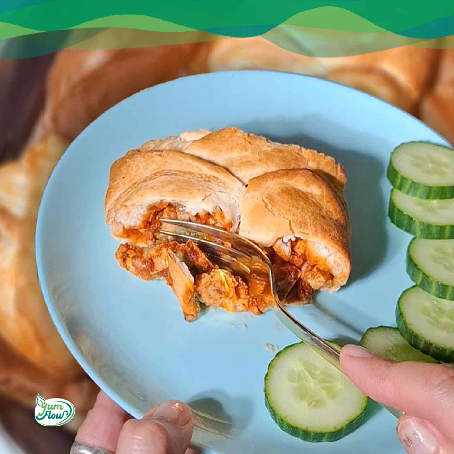 Veganer Pizza-Zopf mit Gurken mit herzhafter proteinreicher Füllung als alltagstaugliches veganes Rezept