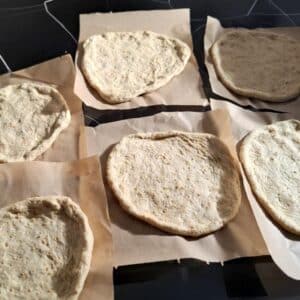 Veganer Low Carb Pizzateig 16 Veganer Low Carb Pizzateig für leckere Low Carb Pizza mit frischem Basilikum