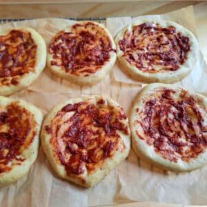 Veganer Low Carb Pizzateig 17 Veganer Low Carb Pizzateig für leckere Low Carb Pizza mit frischem Basilikum